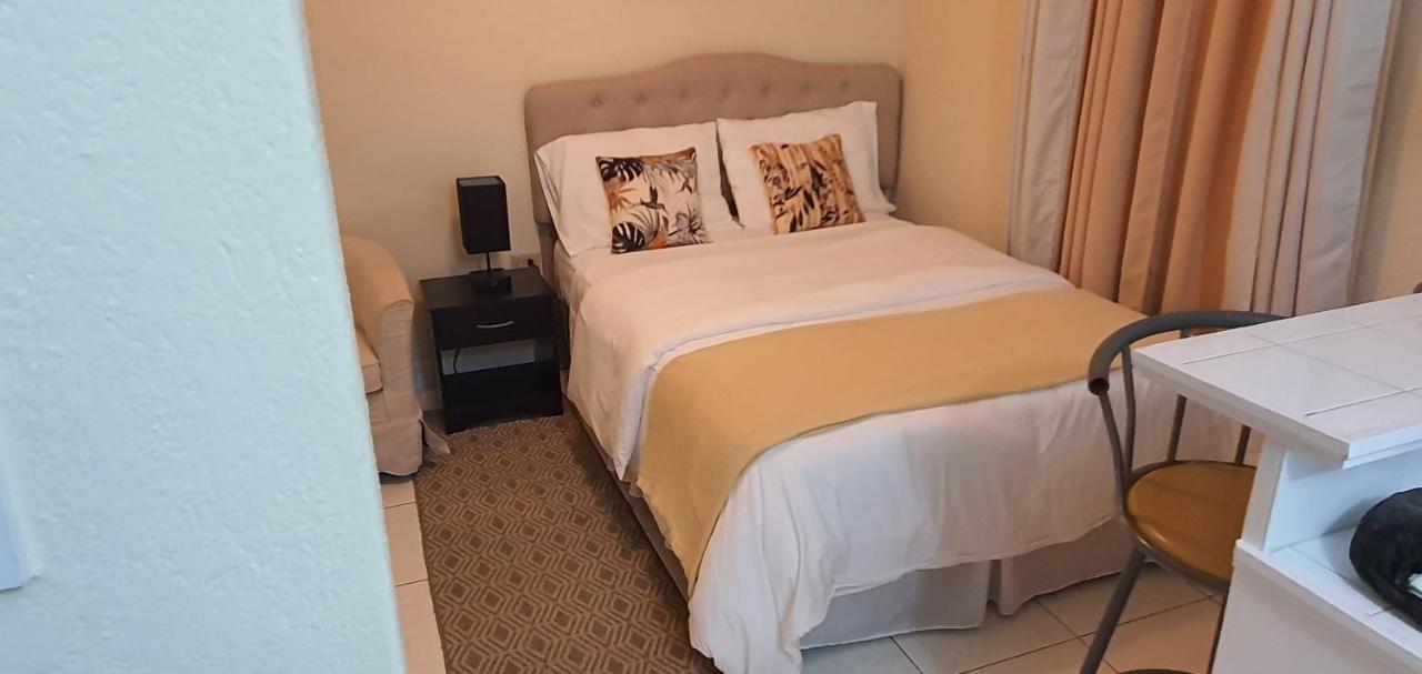 Hastings Towers 4D - Studio Apt Opp Beach Бриджтаун Экстерьер фото
