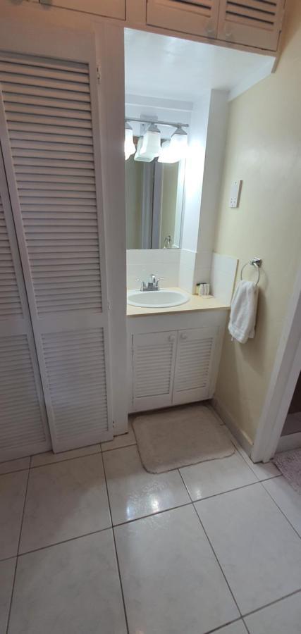 Hastings Towers 4D - Studio Apt Opp Beach Бриджтаун Экстерьер фото